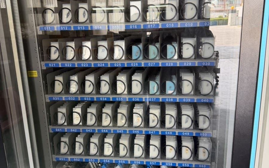 智能刀具櫃以編號格位清楚定位每項刀具